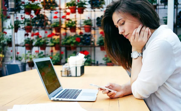 Beautiful Young Woman Long Brown Hair Using Mobile Phone While — Stock Photo, Image