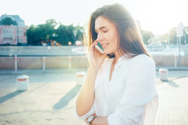 Atrakcyjna Młoda Kobieta Białej Koszuli Rozmawia Przez Telefon Komórkowy Stojąc — Zdjęcie stockowe