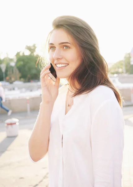 Atrakcyjna Młoda Kobieta Białej Koszuli Rozmawia Przez Telefon Komórkowy Stojąc — Zdjęcie stockowe