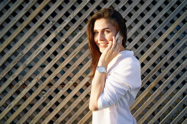 Mujer Joven Una Camisa Casual Blanca Con Teléfono Inteligente Pie — Foto de Stock