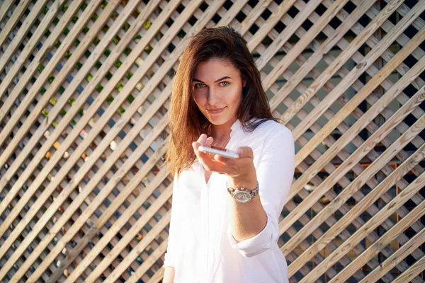 Mujer Joven Una Camisa Casual Blanca Con Teléfono Inteligente Pie —  Fotos de Stock