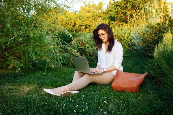 Attraktive Junge Frau Lässiger Kleidung Arbeitet Auf Einem Laptop Während — Stockfoto