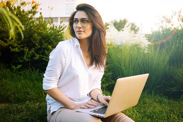 Attraktive Junge Frau Lässiger Kleidung Arbeitet Auf Einem Laptop Während — Stockfoto