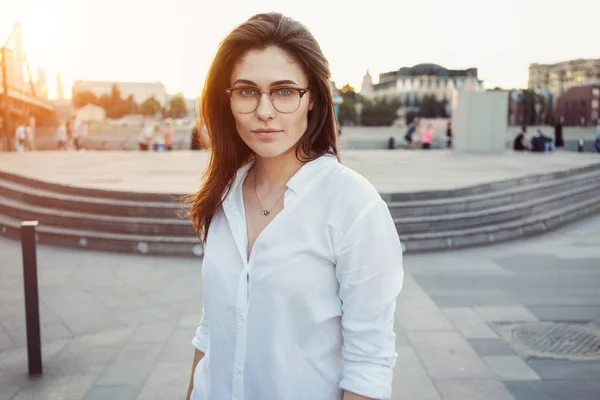 Una Foto Recortada Una Hermosa Morena Gafas Con Camisa Blanca —  Fotos de Stock