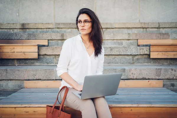 Eine Kaukasische Frau Mit Langen Braunen Haaren Sitzt Mit Laptop — Stockfoto