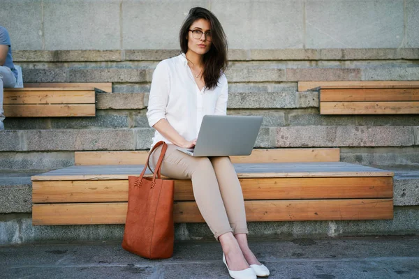 Een Kaukasische Vrouw Met Lange Bruine Haren Zitten Met Laptop — Stockfoto