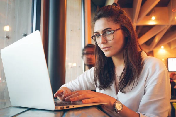 Junge Schöne Frau Arbeitet Einem Laptop Während Sie Einem Café — Stockfoto