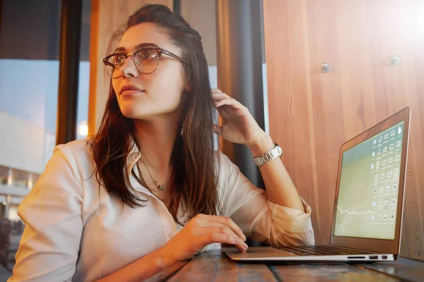 Junge Schöne Frau Arbeitet Einem Laptop Während Sie Einem Café — Stockfoto