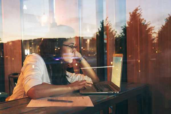 Νεαρό Κορίτσι Που Φοράει Γυαλιά Εργάζεται Ένα Φορητό Υπολογιστή Ενώ — Φωτογραφία Αρχείου