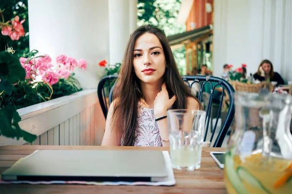 เสน สผมยาวส าตาลสวยของเธอในขณะท งอย ในร านกาแฟในเวลาอาหารกลางว — ภาพถ่ายสต็อก