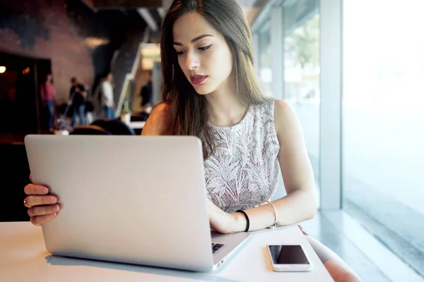 Wanita Cantik Muda Menggunakan Laptop Sebuah Kedai Kopi — Stok Foto