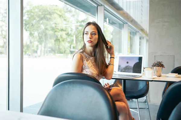 Giovane Studentessa Seduta Caffè Con Computer Portatile Mentre Prende Una — Foto Stock