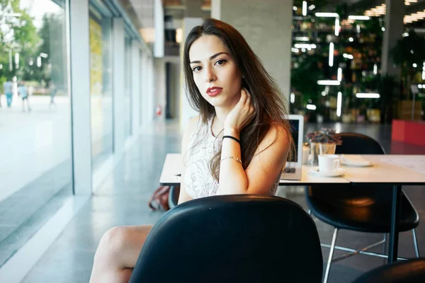Młoda Kobieta Długimi Brązowymi Włosami Jest Siedząc Kawiarni Podczas Brunch — Zdjęcie stockowe
