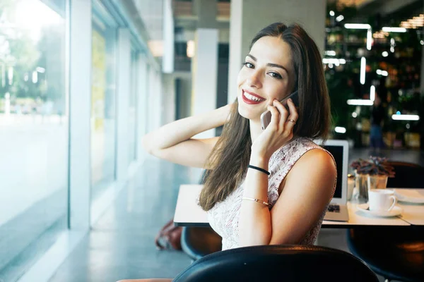 Vacker Ung Kvinna Som Pratar Telefon När Sitter Ett Café — Stockfoto