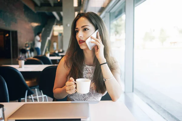 Vacker Ung Kvinna Som Pratar Telefon När Sitter Ett Café — Stockfoto