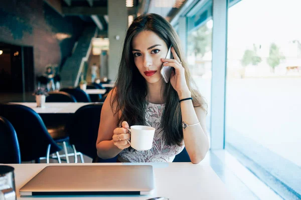 Красива Молода Жінка Розмовляє Телефону Сидячи Кафе — стокове фото