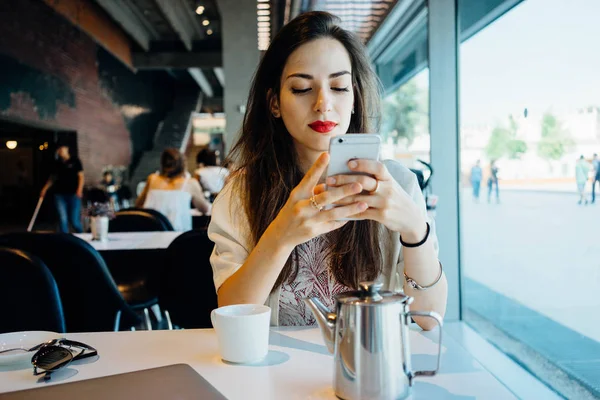 Ung Kvinne Med Langt Brunt Hår Sitter Kaffebar Brunsjen Bruker – stockfoto