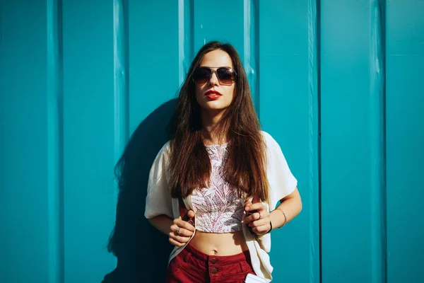 Uma Bela Jovem Com Cabelos Castanhos Compridos Vestindo Roupas Casuais — Fotografia de Stock