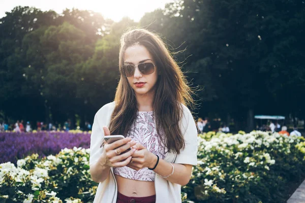 Beautiful Young Woman Wearing Sunglasses Using Smartphone While Standing City — Stock Photo, Image