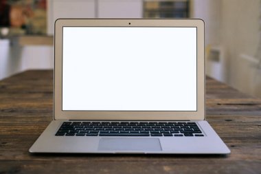 laptop ile modern bir ofis iş yerinde beyaz boş ekran