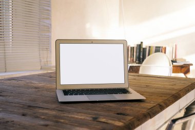laptop ile modern bir ofis iş yerinde beyaz boş ekran