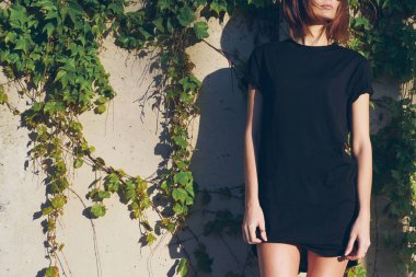 Siyah boş t-shirt poz açık havada giyen çekici genç kadın