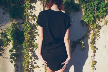Siyah boş t-shirt poz açık havada giyen çekici genç kadın