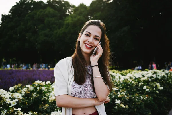 Wanita Muda Yang Cantik Berbicara Smartphone Taman Kota — Stok Foto