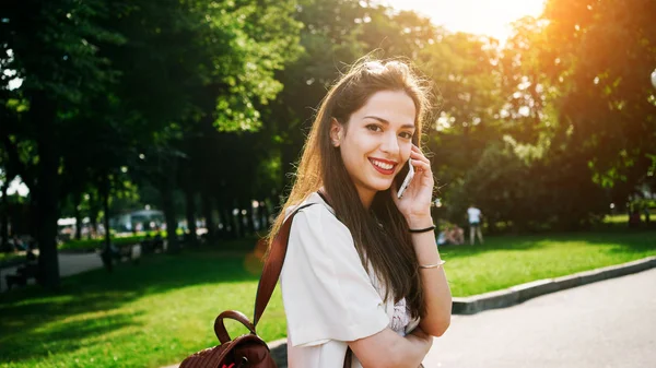 Wanita Muda Yang Cantik Berbicara Smartphone Taman Kota — Stok Foto