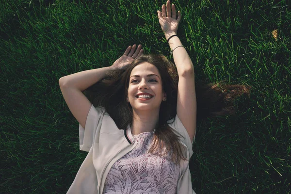 Krásná Mladá Žena Leží Zelené Trávě Během Slunečného Dne — Stock fotografie