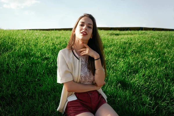 Jonge Vrouw Met Lang Bruin Haar Zittend Een Groene Weide — Stockfoto