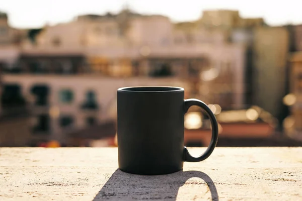 Black Cup Concrete Surface Blurred City Background — Stock Photo, Image