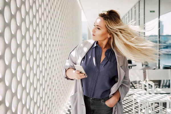 Retrato Una Hermosa Mujer Caucásica Con Pelo Largo Rubio Tumbado — Foto de Stock