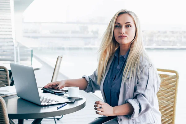 Attraktiva Kvinnliga Freelancer Chattar Med Sina Vänner Medan Sitter Med — Stockfoto