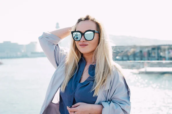 Schöne Blonde Frau Mit Moderner Sonnenbrille Und Lässig Einem Warmen — Stockfoto