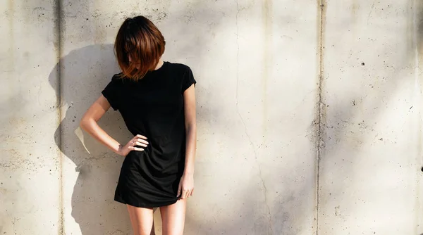 Imagem Recortada Uma Jovem Elegante Vestida Com Uma Camiseta Branco — Fotografia de Stock