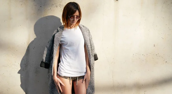 Aantrekkelijke Jonge Vrouw Dragen Witte Lege Shirt Zonnebril Poseren Tegen — Stockfoto