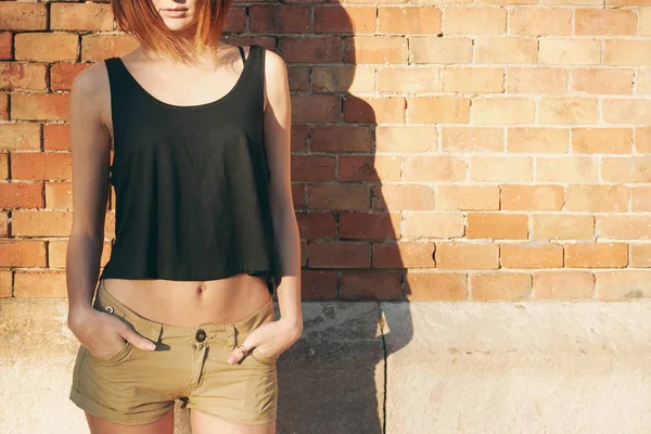 Jonge Vrouw Die Een Zwart Leeg Shirt Zonder Mouwen Poseren — Stockfoto