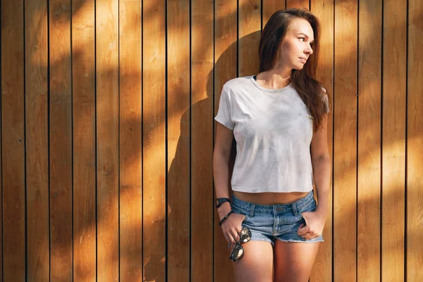 Retrato Livre Mulher Jovem Uma Camiseta Branca Branco Contra Cerca — Fotografia de Stock