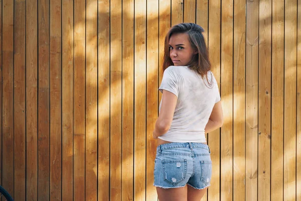 Außenporträt Einer Jungen Frau Weißen Shirt Gegen Einen Hellen Holzzaun — Stockfoto