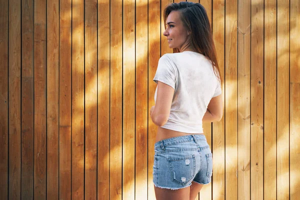 Outdoor Portret Van Een Jonge Vrouw Een Lege Witte Shirt — Stockfoto