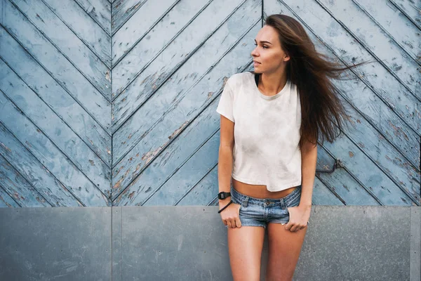 Bela Jovem Mulher Uma Shirt Branca Branco Contra Cerca Madeira — Fotografia de Stock