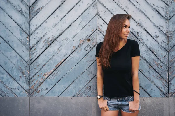 Piękna Młoda Kobieta Puste Czarny Shirt Stały Przed Światła Niebieski — Zdjęcie stockowe