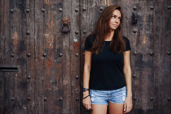 Een Hipster Jonge Vrouw Met Lang Bruin Haar Dragen Van — Stockfoto