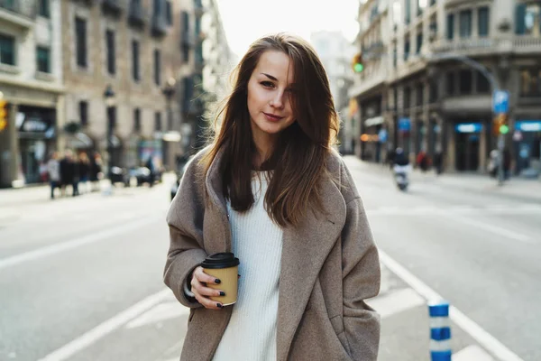 Retrato Aire Libre Hermosa Mujer Joven Vestida Con Ropa Calle — Foto de Stock