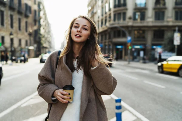 Retrato Aire Libre Hermosa Mujer Joven Vestida Con Ropa Calle — Foto de Stock