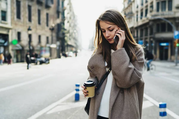 Schöne Frau Mit Langen Haaren Die Mit Smartphone Spricht Während — Stockfoto