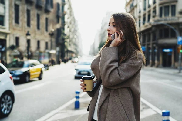 Mulher Bonita Com Cabelos Longos Conversando Com Smartphone Enquanto Cruza — Fotografia de Stock