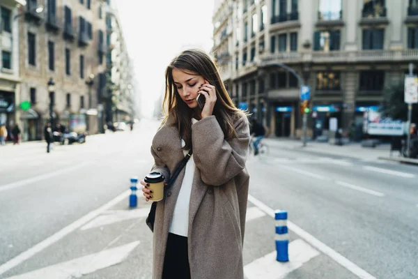 Mulher Bonita Com Cabelos Longos Conversando Com Smartphone Enquanto Cruza — Fotografia de Stock