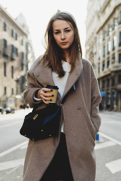 Retrato Aire Libre Hermosa Mujer Joven Vestida Con Ropa Calle — Foto de Stock